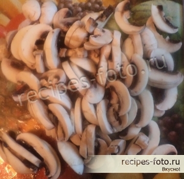 Картошка в духовке с мясом и грибами