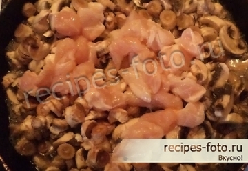 Картошка в духовке с мясом и грибами