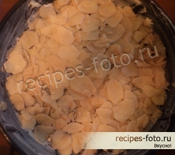 Картошка в духовке с мясом и грибами