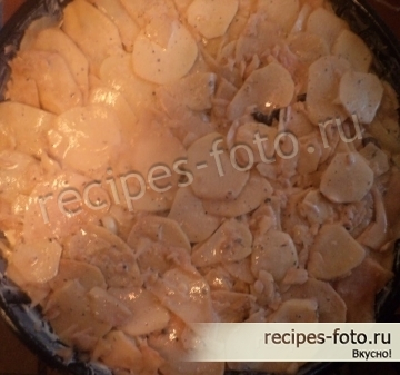 Картошка в духовке с мясом и грибами