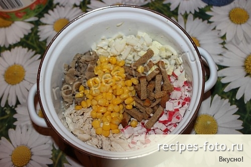 Салат с курицей, сухариками, грибами и крабовыми палочками