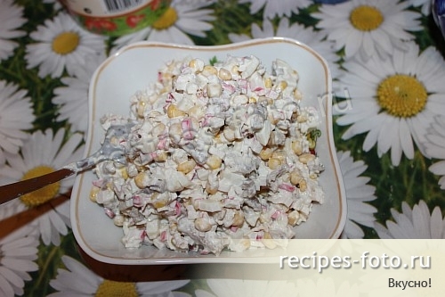 Салат с курицей, сухариками, грибами и крабовыми палочками
