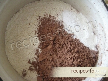 Шоколадный торт с вишней и взбитыми сливками проще простого