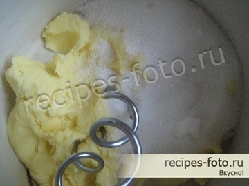 Шоколадный торт с вишней и взбитыми сливками проще простого