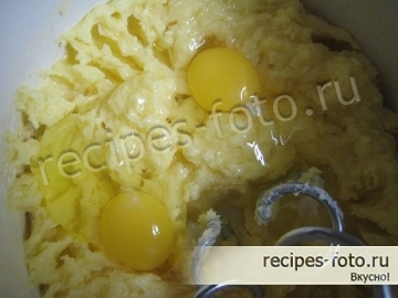 Шоколадный торт с вишней и взбитыми сливками проще простого