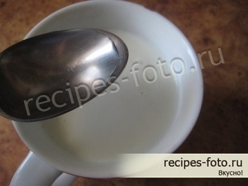 Шоколадный торт с вишней и взбитыми сливками проще простого