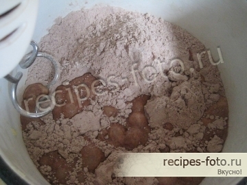 Шоколадный торт с вишней и взбитыми сливками проще простого