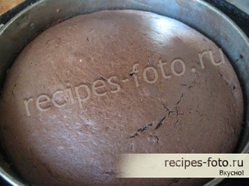 Шоколадный торт с вишней и взбитыми сливками проще простого