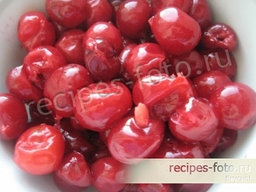 Шоколадный торт с вишней и взбитыми сливками проще простого