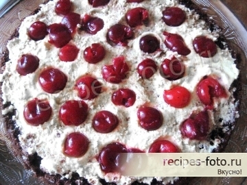 Шоколадный торт с вишней и взбитыми сливками проще простого