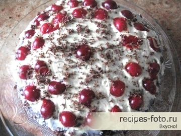 Шоколадный торт с вишней и взбитыми сливками проще простого