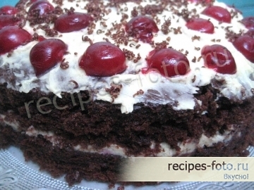 Шоколадный торт с вишней и взбитыми сливками проще простого