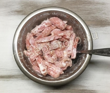 Азу из телятины с солеными огурцами