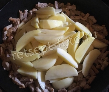 Азу из телятины с солеными огурцами