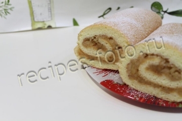 Бисквитный рулет с яблоками и корицей "4 на 4" в домашних условиях