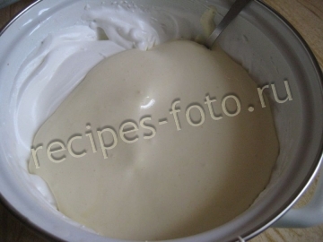 Бисквитный шоколадный торт с клубникой и сливками в домашних условиях