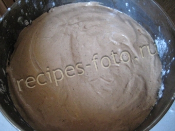 Бисквитный шоколадный торт с клубникой и сливками в домашних условиях