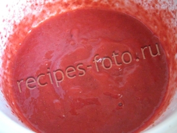 Бисквитный шоколадный торт с клубникой и сливками в домашних условиях