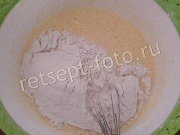 Бисквитный торт с ореховым коржом, заварным кремом и вареньем