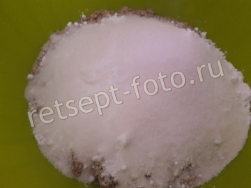 Бисквитный торт с ореховым коржом, заварным кремом и вареньем