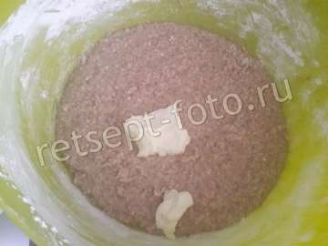 Бисквитный торт с ореховым коржом, заварным кремом и вареньем