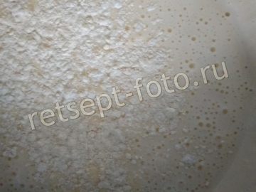 Бисквитный торт с вареньем и кремом