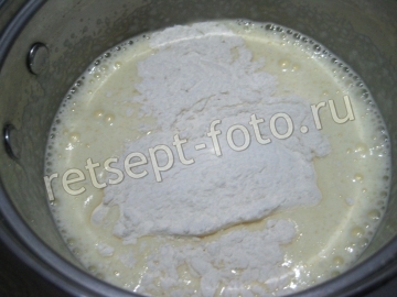Бисквитный торт с вареньем из черной смородины и кремом