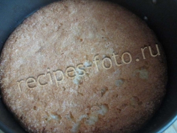 Бисквитный творожный торт с желе и клубникой