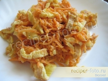 Быстрый салат с морковью по-корейски и омлетом