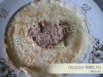 Блинчики с домашним паштетом из печени и сыром