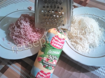 Блинчики с колбасой, сыром и майонезом