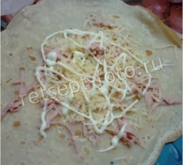 Блинчики с колбасой, сыром и майонезом