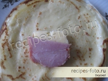 Блины  с ветчиной и сыром с чесночным соусом