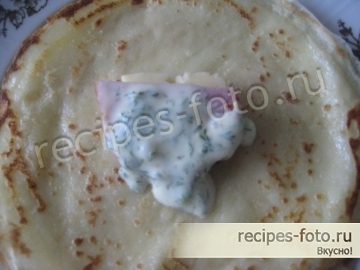 Блины  с ветчиной и сыром с чесночным соусом