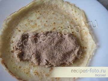 Блины с домашним печеночным паштетом и солеными огурцами