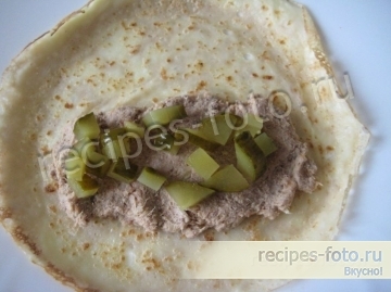 Блины с домашним печеночным паштетом и солеными огурцами