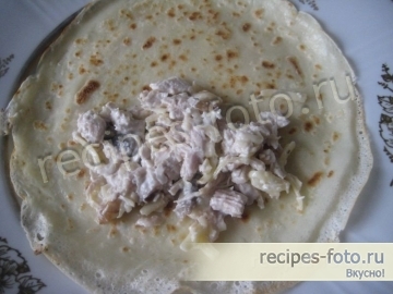 Блины с курицей, грибами и сыром