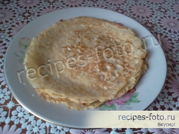 Блины с жареной рыбой, капустой и огурцами
