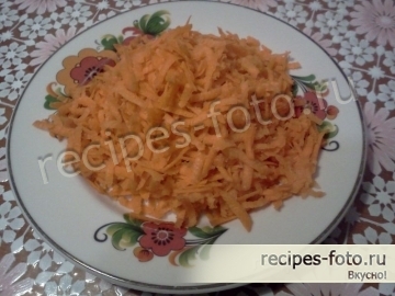 Блины с жареной рыбой, капустой и огурцами