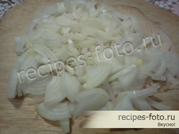 Блины с жареной рыбой, капустой и огурцами