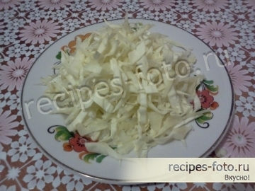 Блины с жареной рыбой, капустой и огурцами