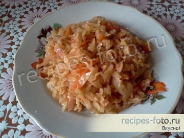 Блины с жареной рыбой, капустой и огурцами