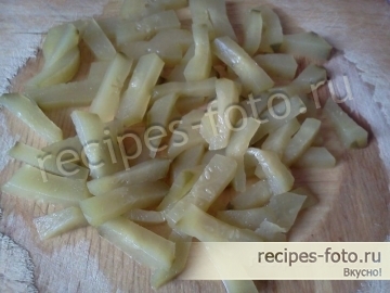 Блины с жареной рыбой, капустой и огурцами