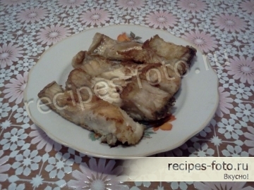 Блины с жареной рыбой, капустой и огурцами