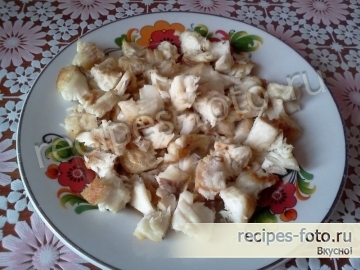 Блины с жареной рыбой, капустой и огурцами