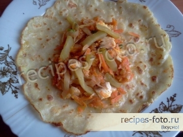 Блины с жареной рыбой, капустой и огурцами