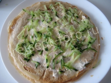Блины с икрой минтая, плавленым сыром и огурцом