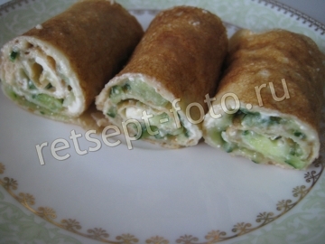 Блины с икрой минтая, плавленым сыром и огурцом