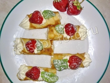 Блины с клубникой и творогом