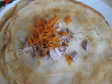 Блины с курицей, сыром и морковью по-корейски на молоке